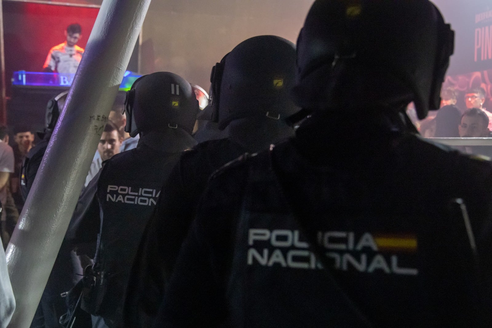 Un momento de la intervención policial en el interior de un local en el casco antiguo de Oviedo.