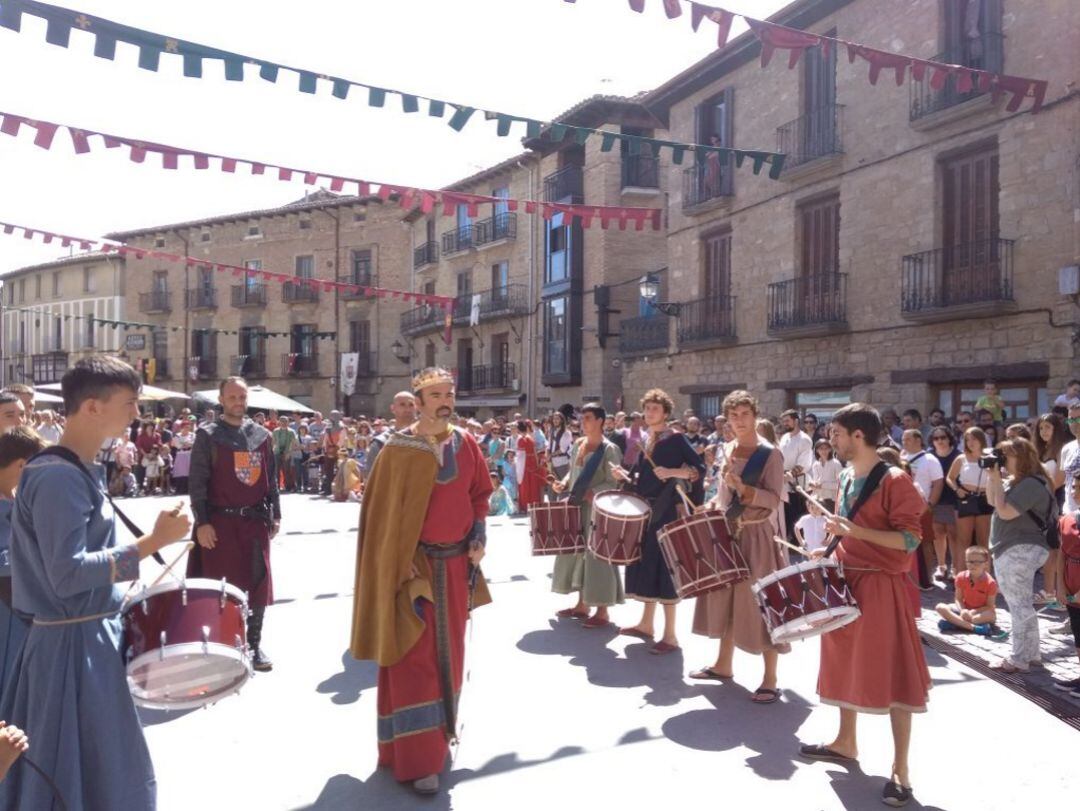 Desfile del cortejo real en una edición anterior de las fiestas medievales de Olite