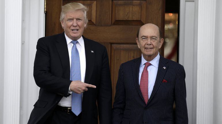 El Secretario de Comercio de EEUU, Wilbur Rossy , junto a Donald Trump.