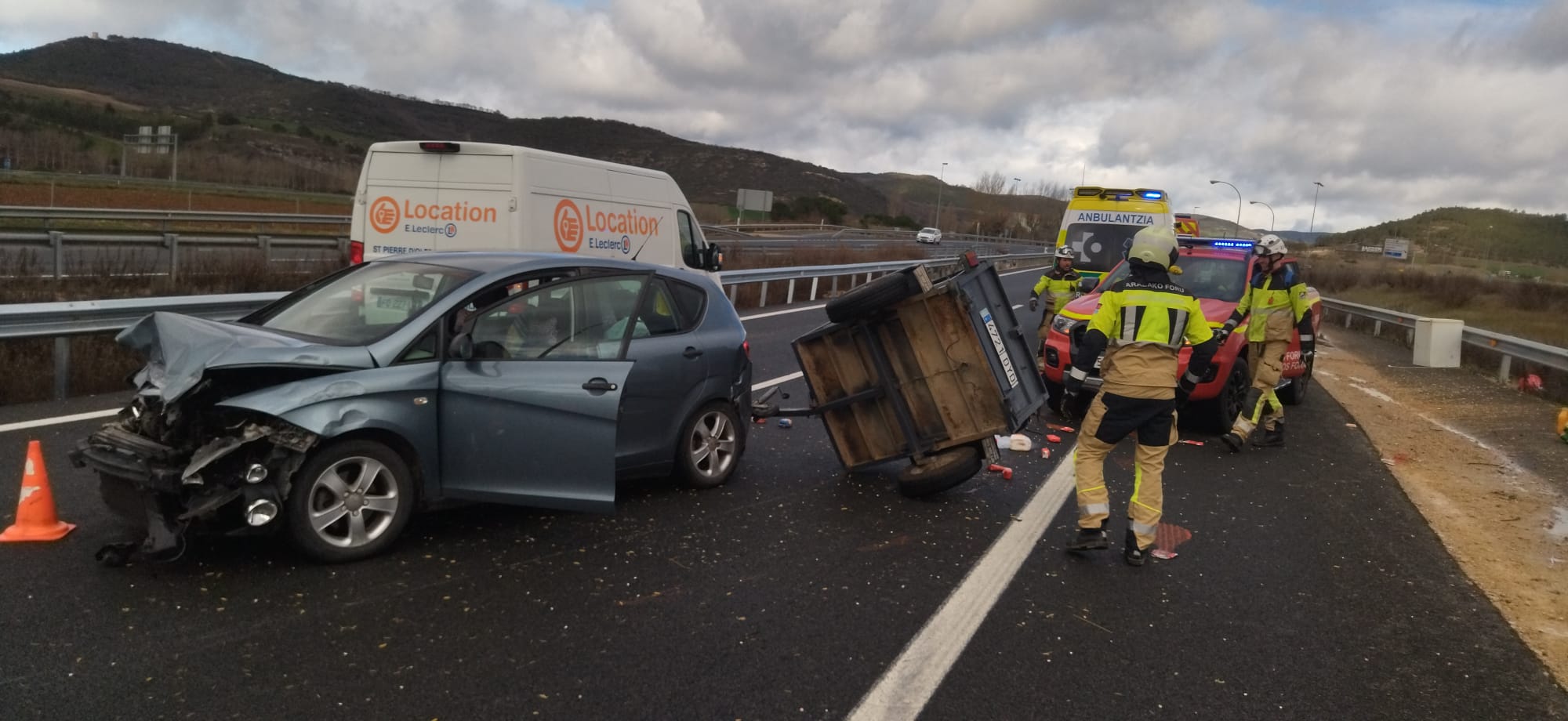 Los Bomberos tuvieron que actuar en el accidente de Armiñón