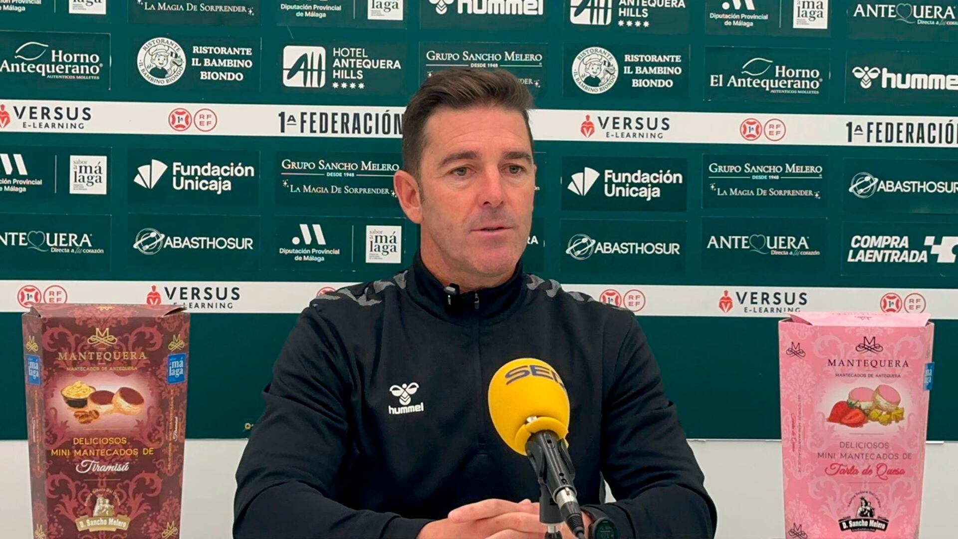 Abraham Paz en la rueda previa al CE Europa - Antequera CF