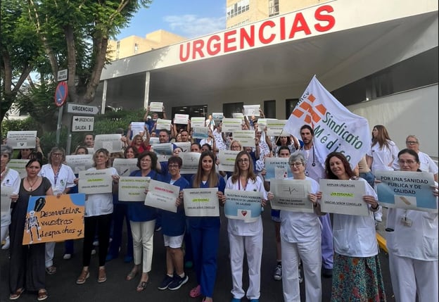 Protesta de la Junta de Personal del Hospital de San Juan de Alicante ante la falta de empleados tras la ampliación de Urgencias