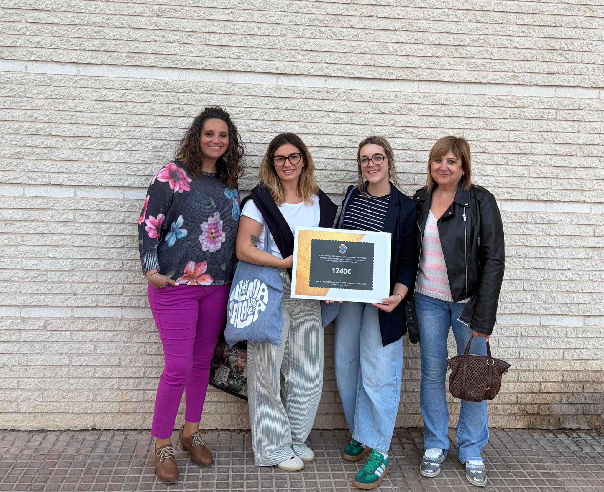 Momento de la entrega del cheque