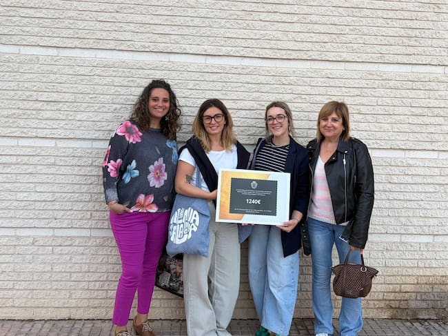 Momento de la entrega del cheque