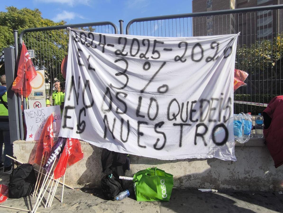 Pancarta de protesta de los trabajadores del transporte sanitario en Alicante. Imagen de archivo