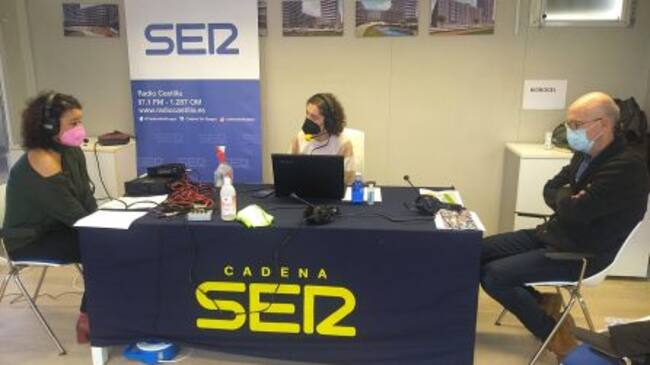 Blanca Iglesias y Félix Escribano, durante su intervención en Hoy por hoy Burgos Residencial Santa Bárbara