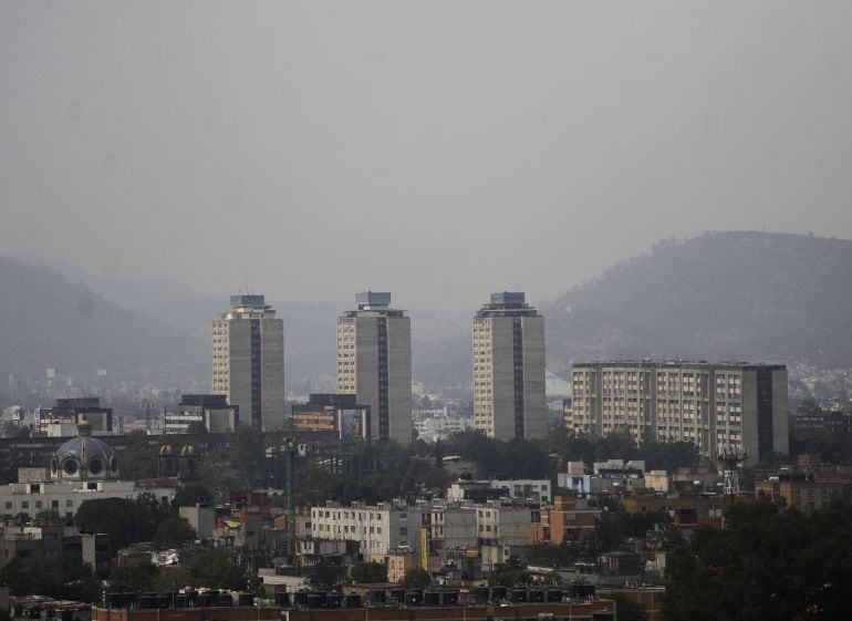 Las autoridades de ciudad de México han activado la primera fase de emergencia ambiental por la contaminación del aire. 
 