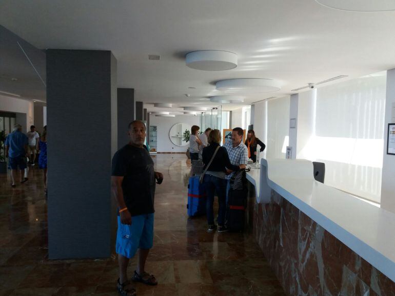 Imagen de archivo de un grupo de turistas en la recepción de un hotel
