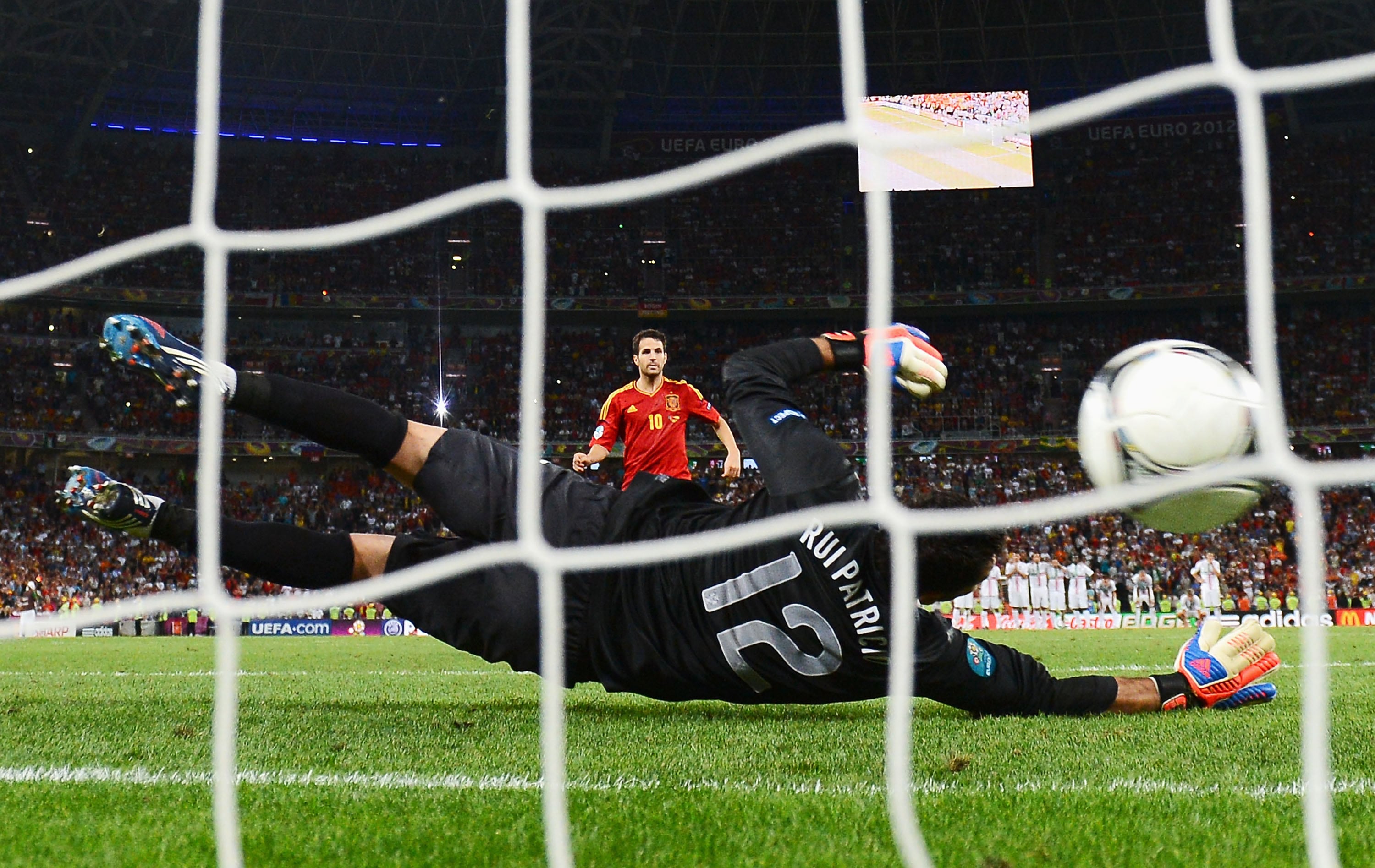 Cesc Fábregas marca el penalti decisivo en las semifinales de la Eurocopa 2012 ante Portugal