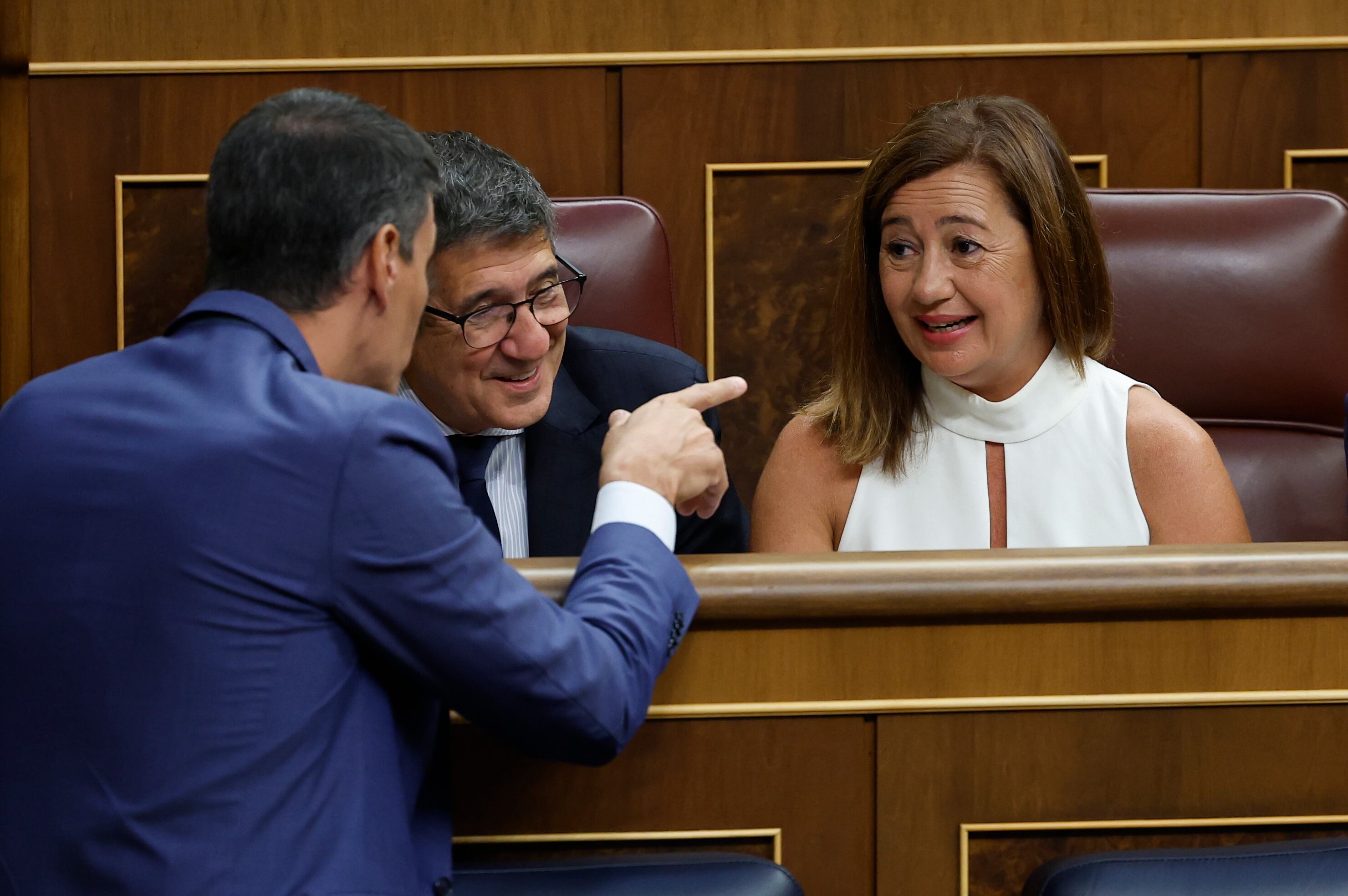 El president del Govern en funcions, Pedro Sánchez, conversa amb el portaveu socialista, Patxi López, i la nova presidenta del Congrés, Francina Armengol