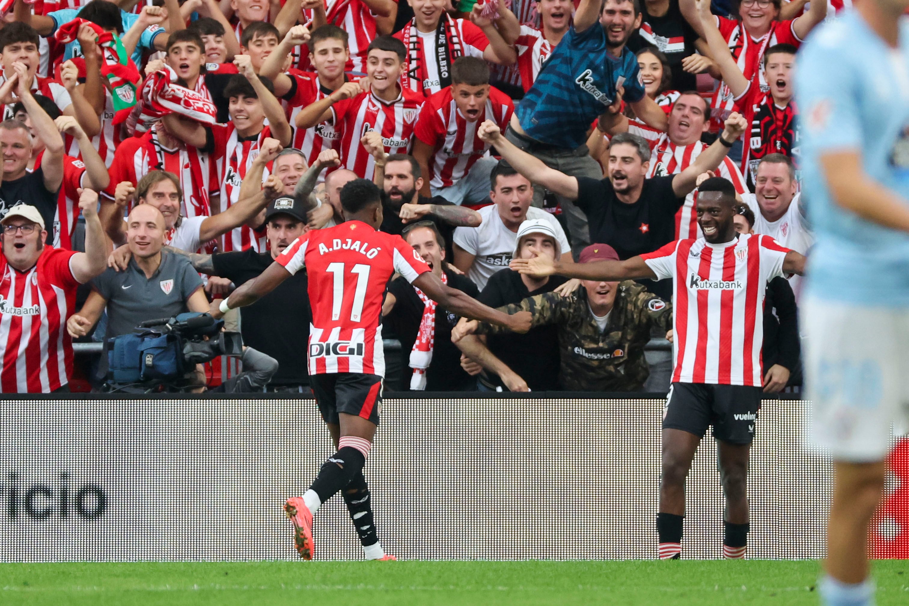 BILBAO, 22/09/2024.- El delantero del Athletic Club Álvaro Djaló (i) celebra con su compañero Adama Boiro (d) después de marcar el tercer gol de su equipo durante su partido de la jornada 6 de LaLiga contra el Celta de Vigo en el estadio de San Mamés en Bilbao este domingo. EFE/ Luis Tejido
