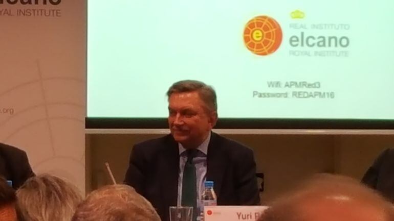 El Embajador Ruso en España, durante su conferencia en el REal Instituto ElCano