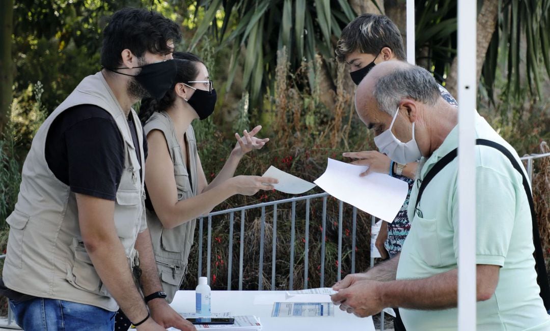 Vecinos del barrio barcelonés de Torre Baró, acudieron desde primera hora de la mañana al Casal del barrio para someterse a las pruebas PCR promovidas por el Departamento de Salud de la Generalitat, dentro de la nueva estrategia de cribados masivos para detectar casos positivos de COVID-19 entre la población e intentar frenar los contagios.