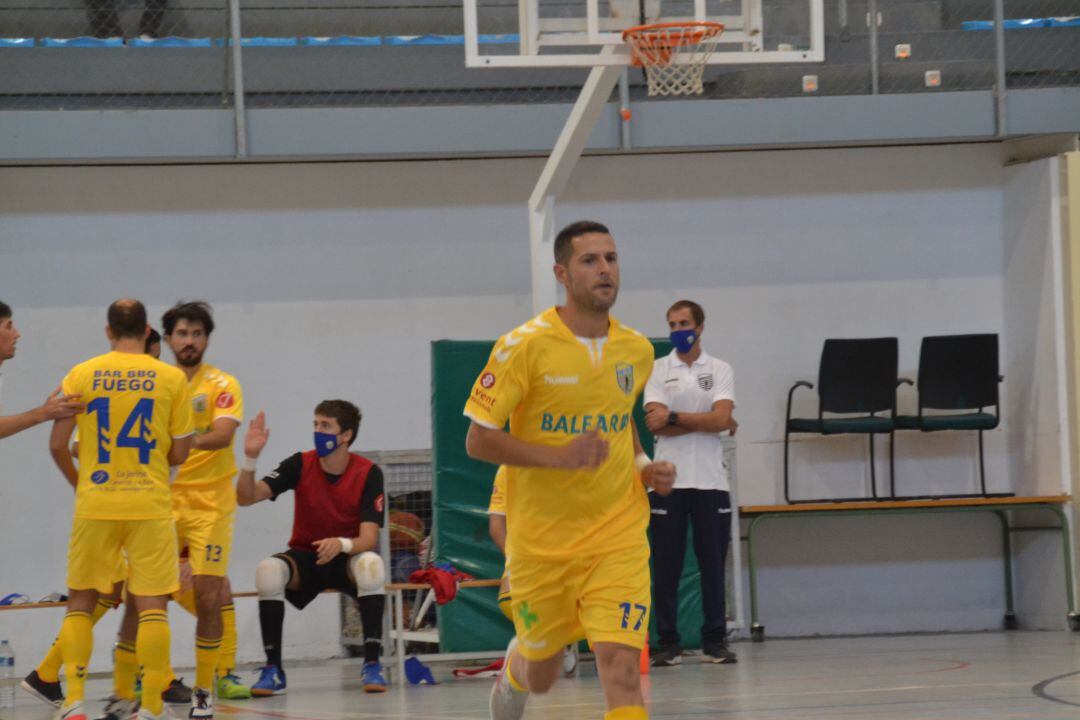 Curro saltando a la pista.