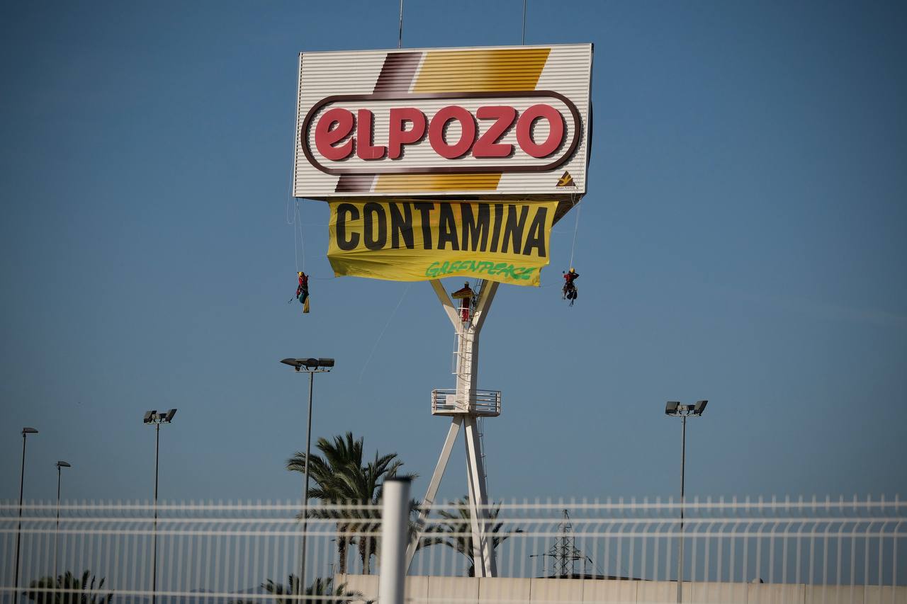 Activistas de Greenpeace entran en la sede de El Pozo, en Alhama de Murcia