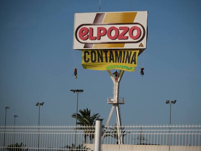 Activistas de Greenpeace entran en la sede de El Pozo, en Alhama de Murcia