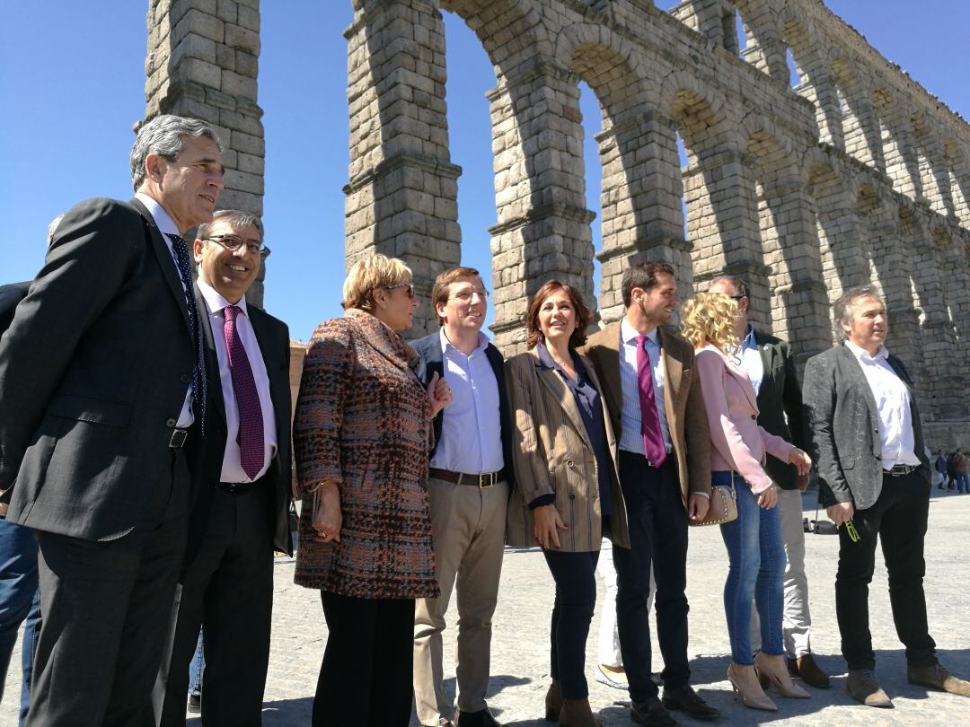 José Luis Martínez Almeida en el centro acompañado por los candidatos de Segovia al Ayuntamiento al Congreso y al Senado