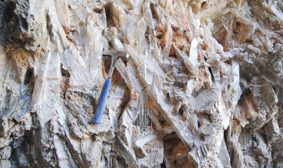 El &#039;lapis specularis&#039; es un mineral traslucido que utilizaban los romanos para cerrar sus ventanas.