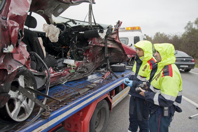 Siete personas han muerto y otra ha resultado herida grave en un choque frontal entre dos vehículos que se ha producido hoy en la N-II a la altura de Pont de Molins (Girona)