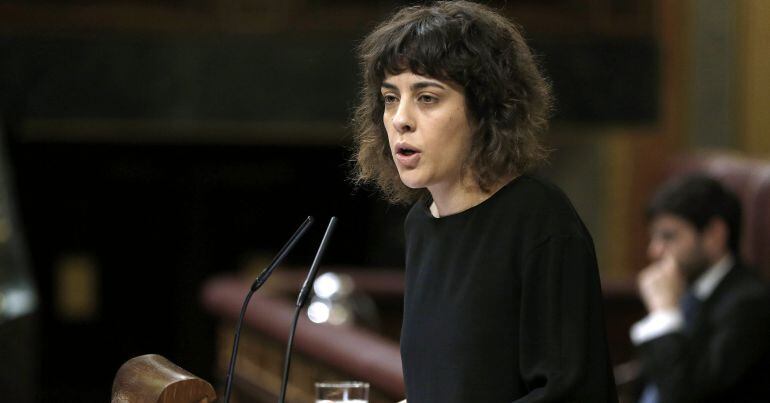 La portavoz parlamentaria de En Marea, Alexandra Fernández, durante su intervención hoy en la segunda jornada del debate de investidura del secretario general del PSOE, Pedro Sánchez