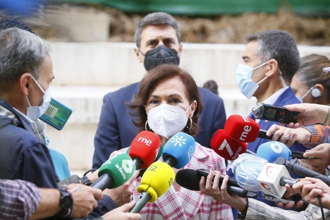 La vicepresidenta primera del Gobierno, Carmen Calvo, este viernes en Córdoba atendiendo a los medios.