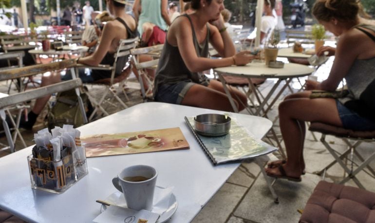 Una cafetería del centro de Atenas que se enfrenta a la nueva tarifación del IVA. 