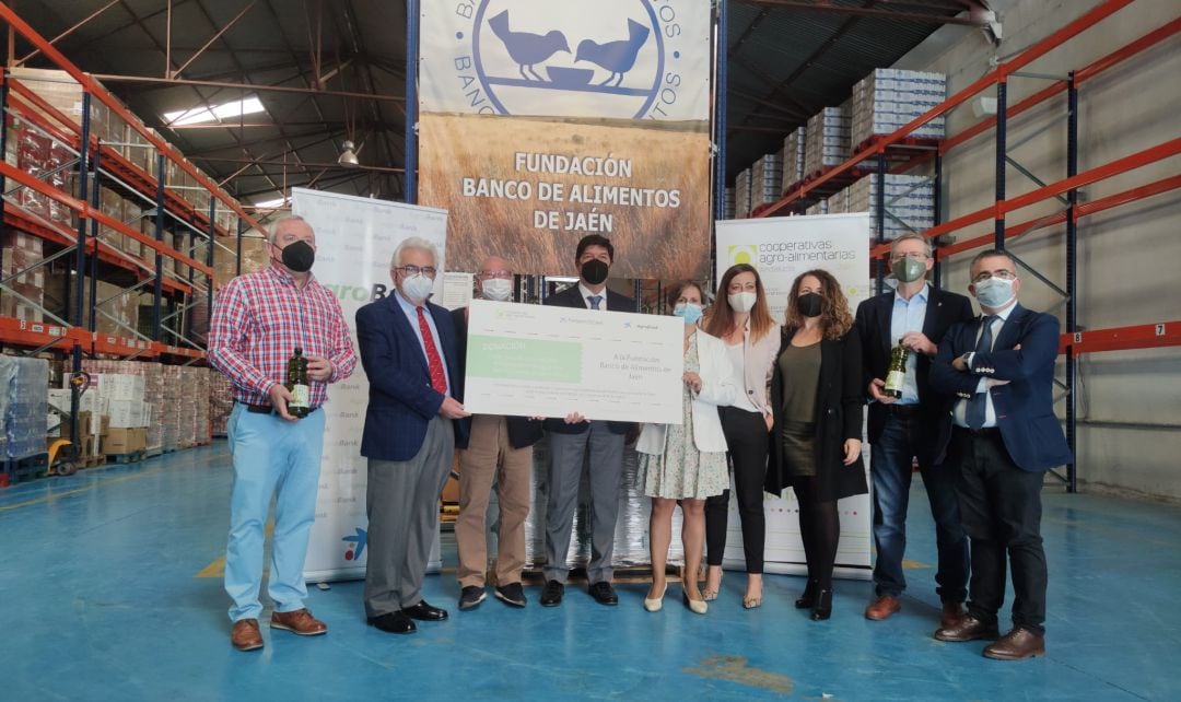 La Fundación Banco de Alimentos de Jaén ha recibido una remesa solidaria de Cooperativas Agro-Alimentarias y CaixaBank