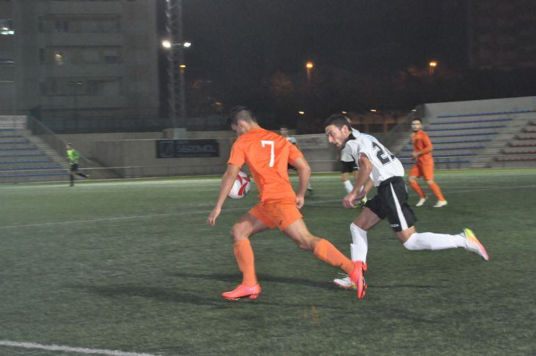 Isaac Domenech se lleva el balón ante un rival 