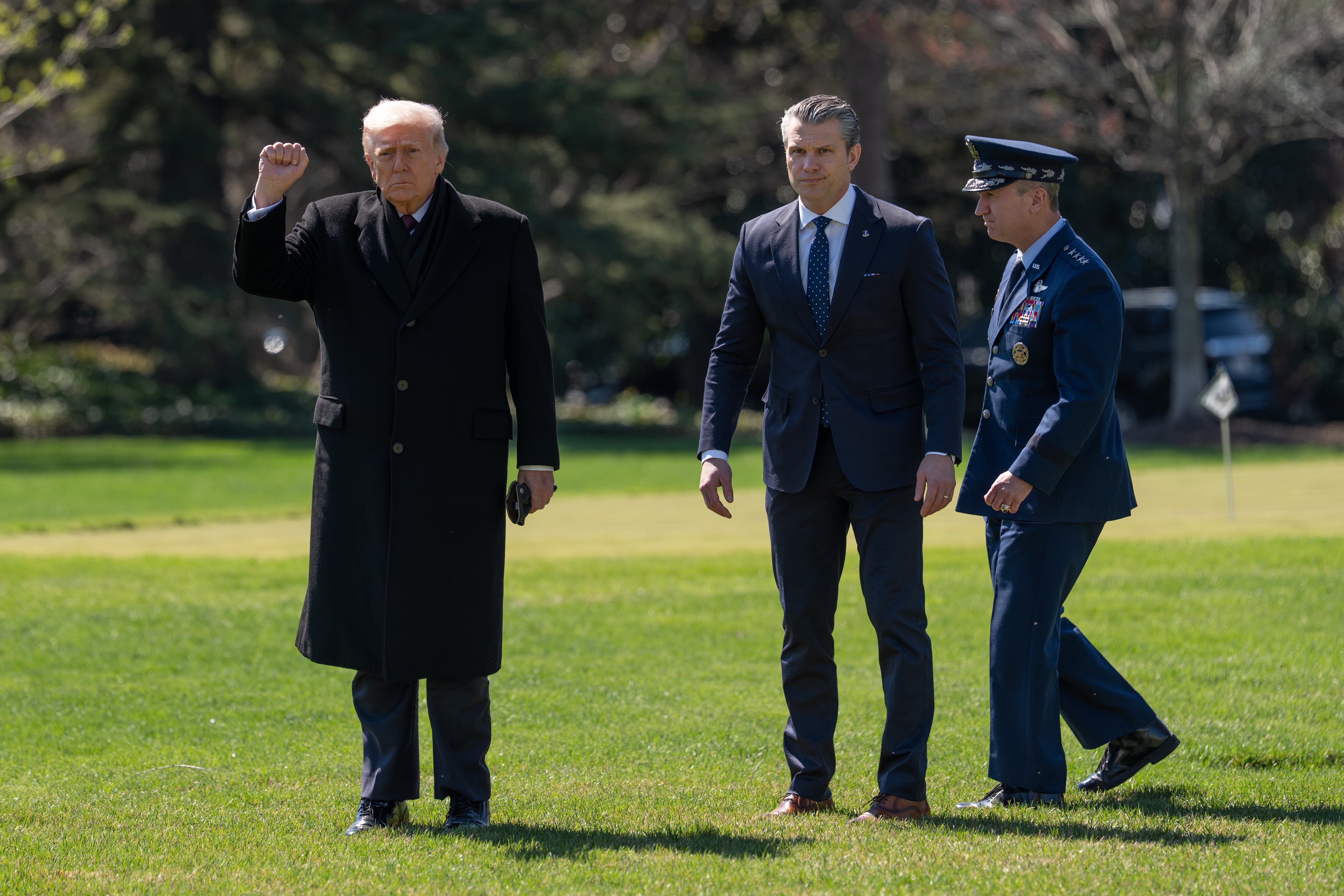 Donald Trump, Pete Hegseth i Dan Caine als jardins de la Casa Blanca