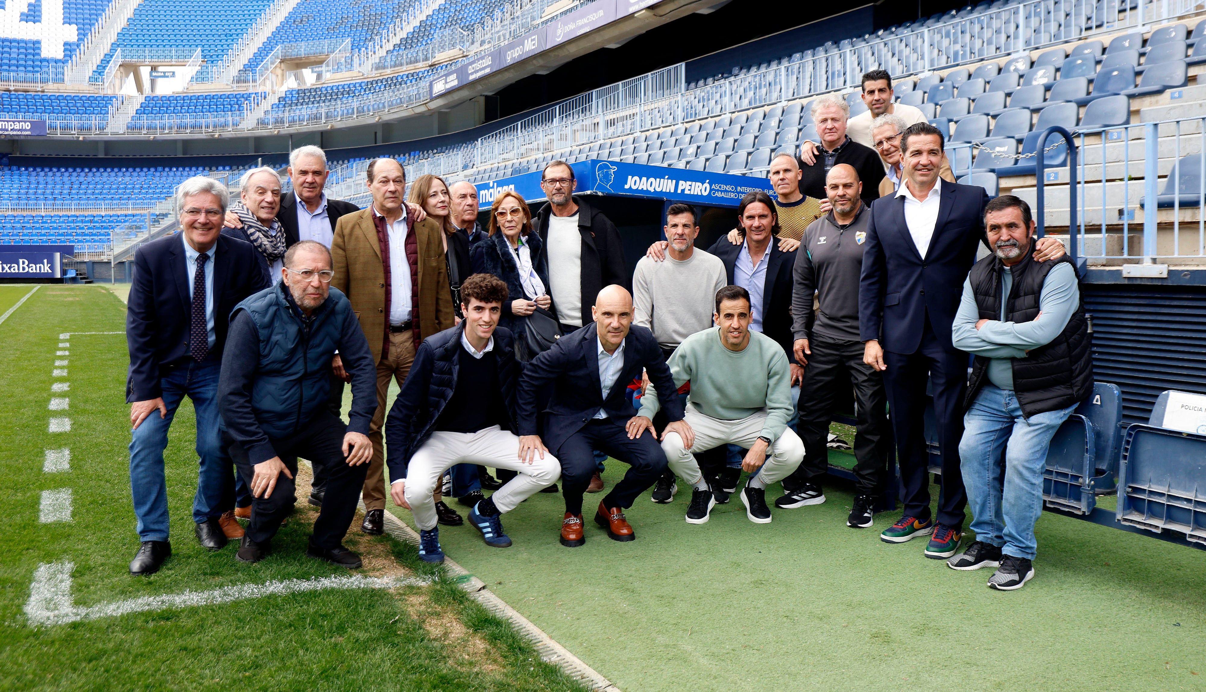 Ex jugadores, ex empleados y directivos y la familia de Joaquín Peiró, en la presentación que relata su vida