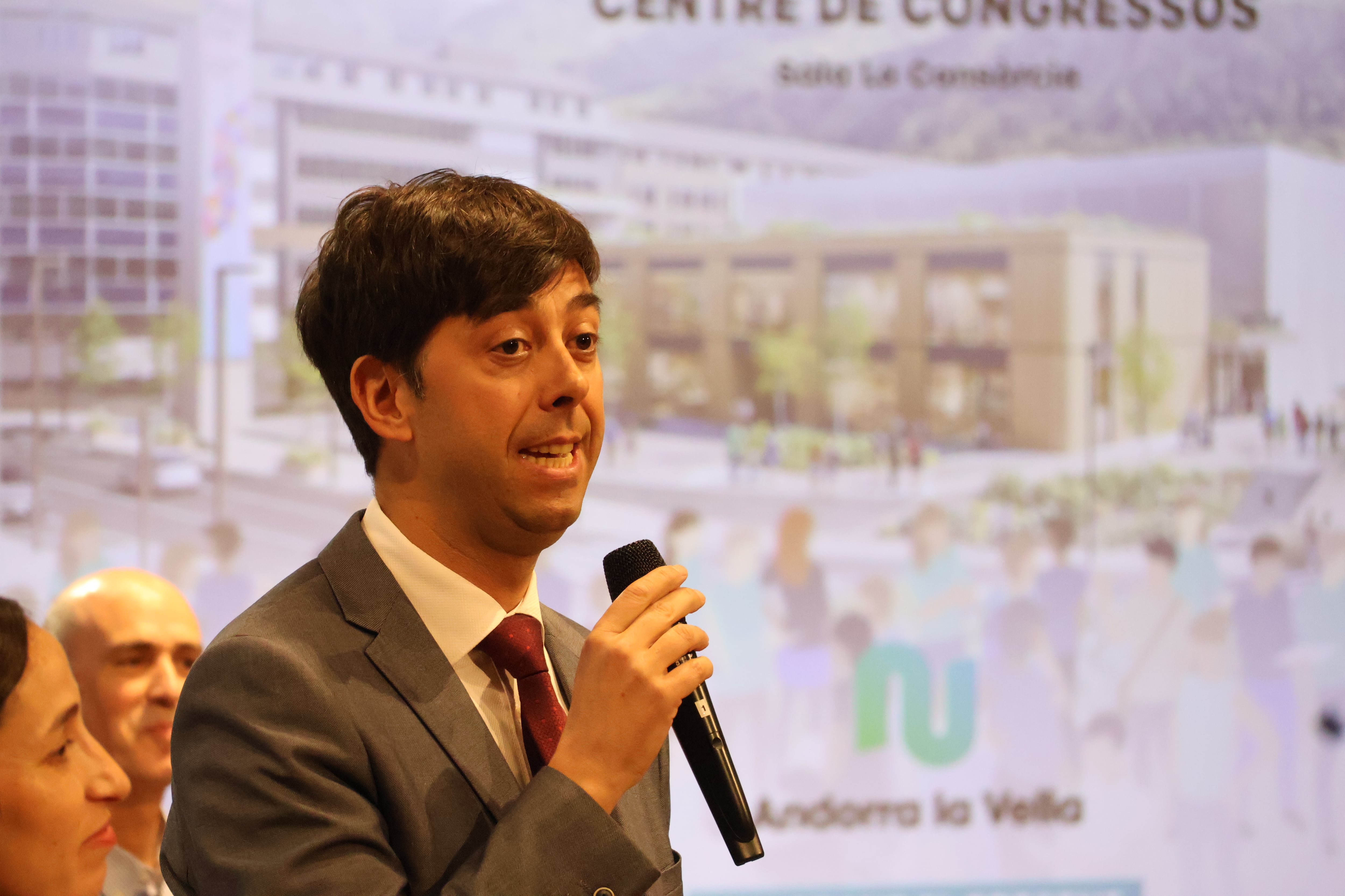 El cònsol major d'Andorra la Vella, Sergi González, durant la reunió de poble celebrada aquest dilluns