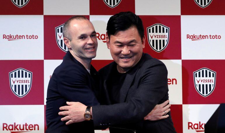 Andrés Iniesta e Hisoshi MIkitani se abrazan