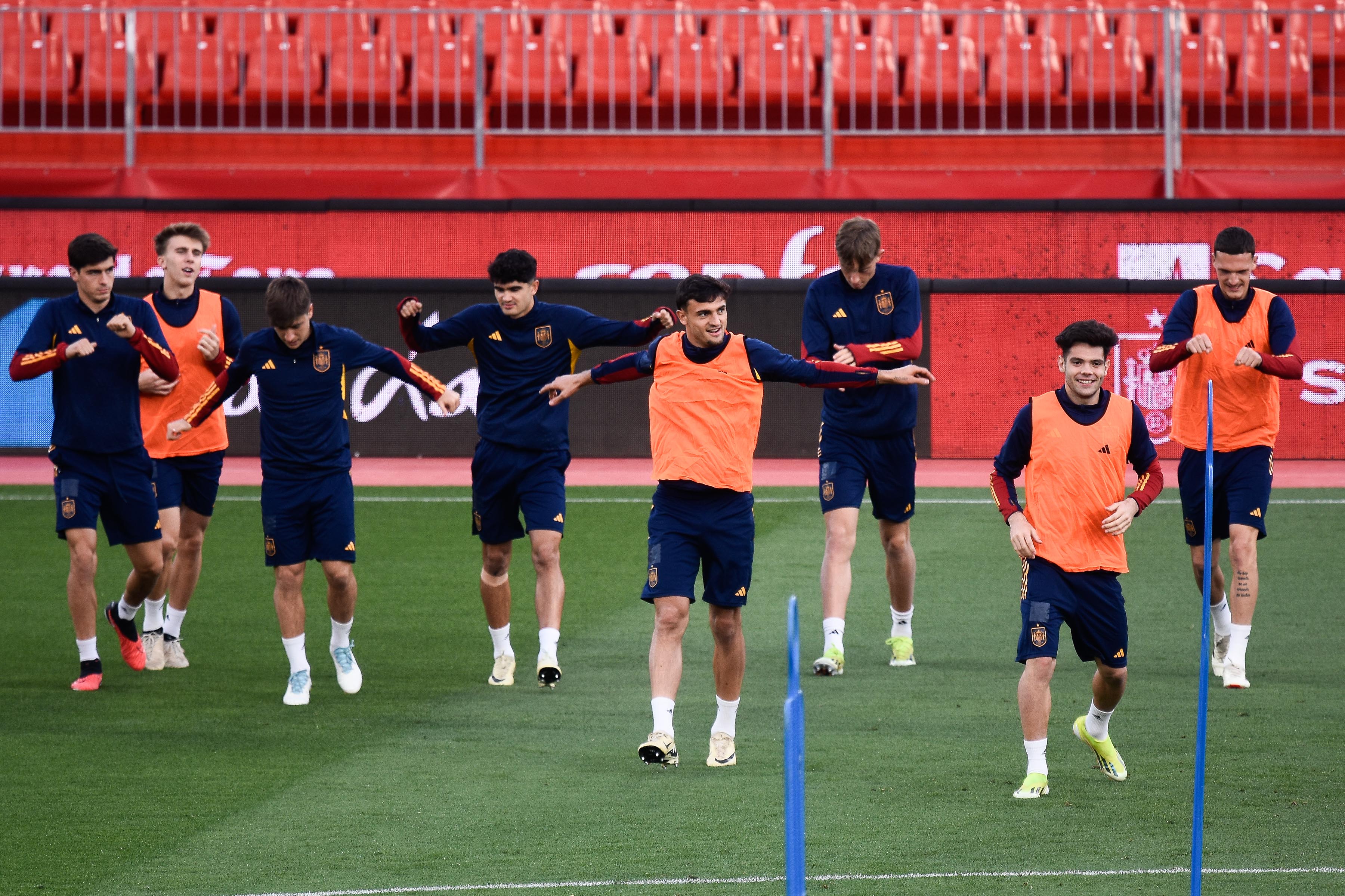 Los futbolistas de la Selección Española Sub-21, con Pubill en el centro de la imagen, en el entrenamiento del escenario del partido.