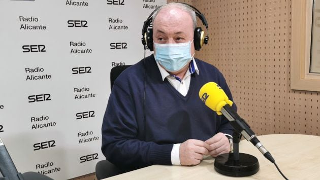 Manuel Martínez en los estudios de Radio Alicante SER