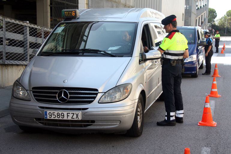 Control policial per detectar taxis pirata a l'Aeroport de Girona