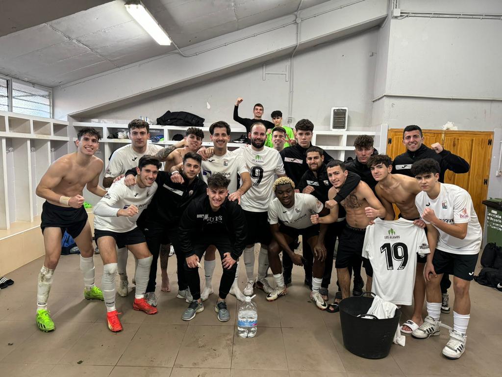 Los jugadores de la UP Plasencia celebran el pase a dieciseisavos de la Copa Extremadura