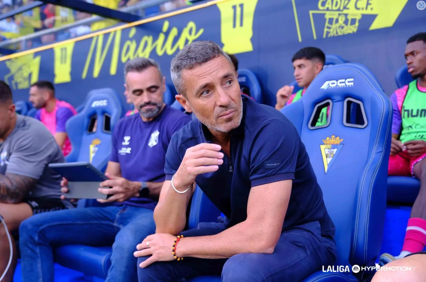 Óscar Cano es el primer entrenador despedido en Segunda División.