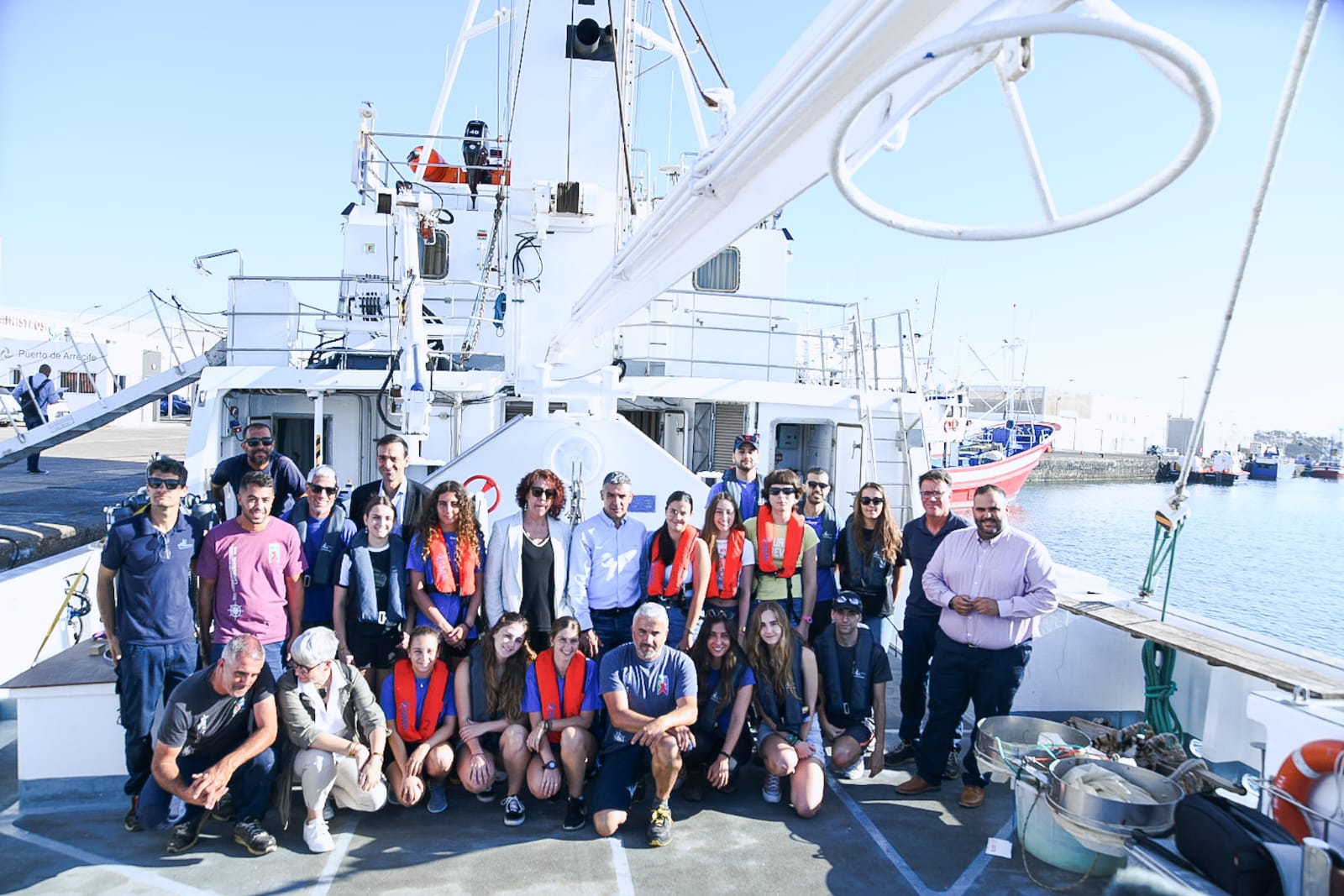 Los alumnos de la ULPGC que realizan prácticas en el buque &#039;La Bocaina&#039; del IFP Marítimo Pesquero de Lanzarote junto a las autoridades.