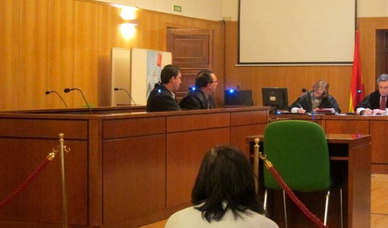 El acusado escucha la sentencia acordada por las partes