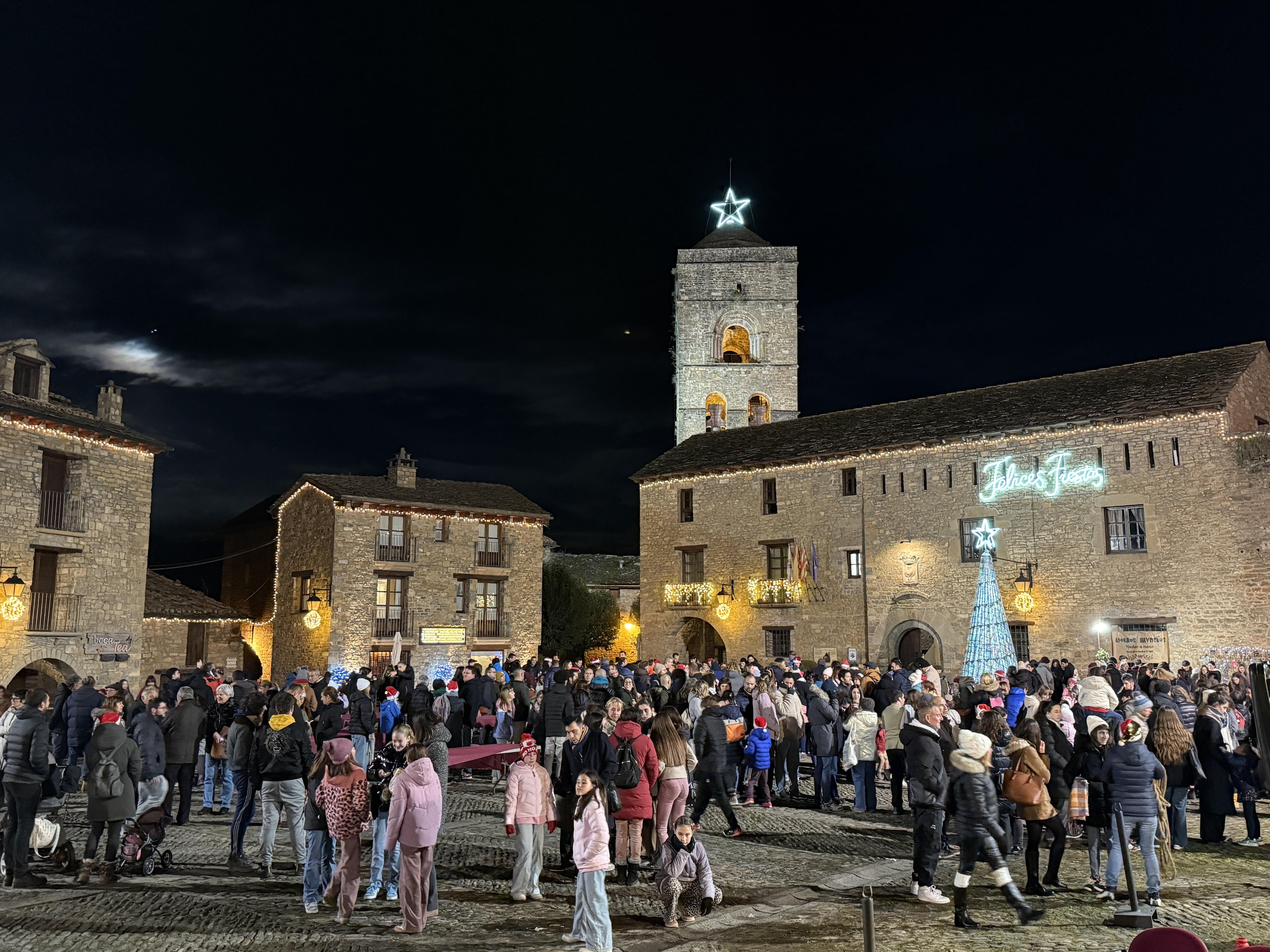 La Plaza de Aínsa iluminada y con gran ambiente