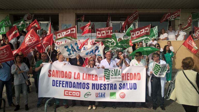 Los sindicatos se han vuelto a concentrar este miércoles, a las puertas del Hospital de La Línea.
