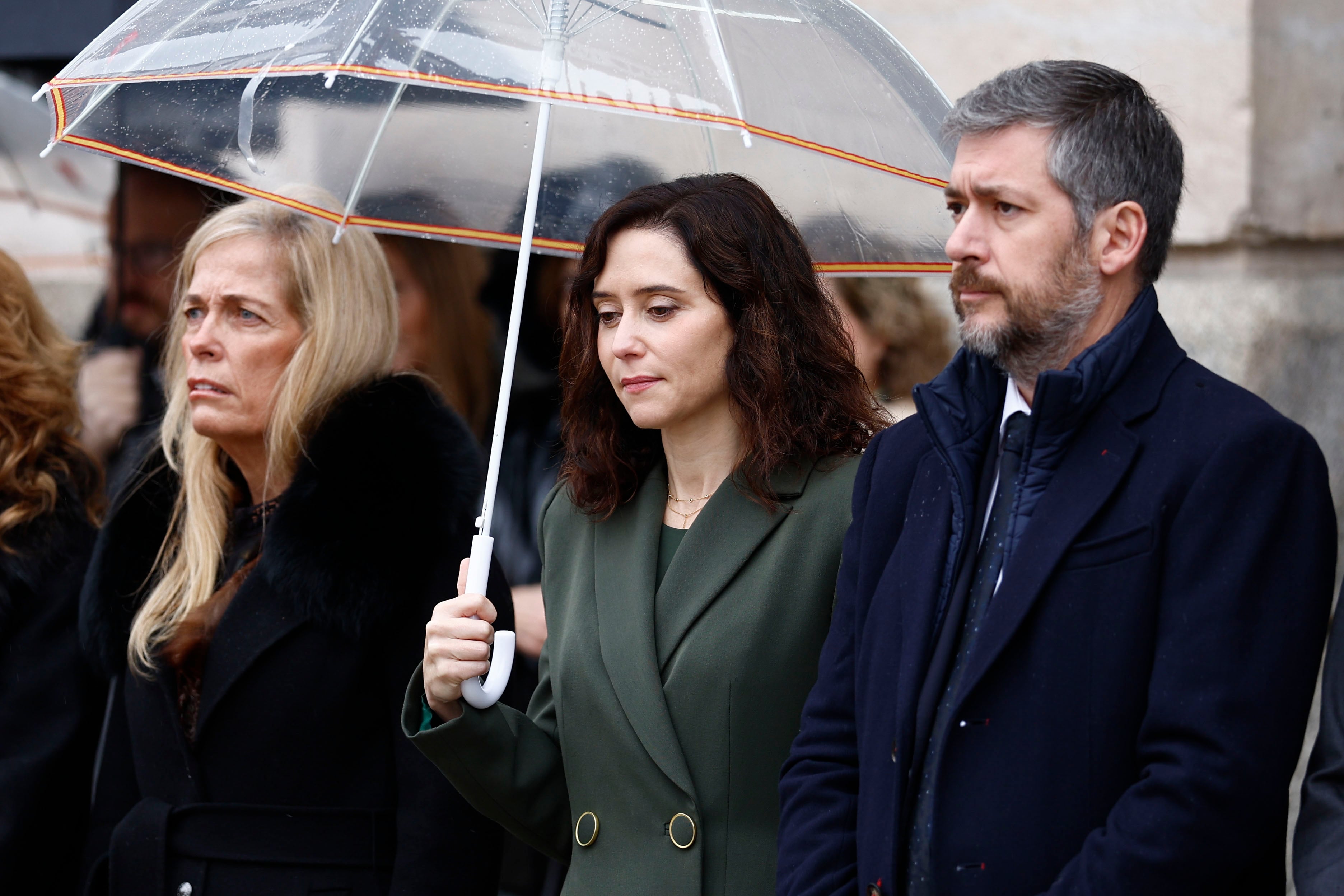 MADRID, 21/01/2026.- La presidenta de la Comunidad de Madrid, Isabel Díaz Ayuso (c), participa junto a los consejeros del Gobierno regional en el minuto de silencio convocado como señal de duelo por las víctimas del accidente ferroviario de Adamuz, este miércoles en la Puerta del Sol en Madrid.-EFE/ Rodrigo Jiménez