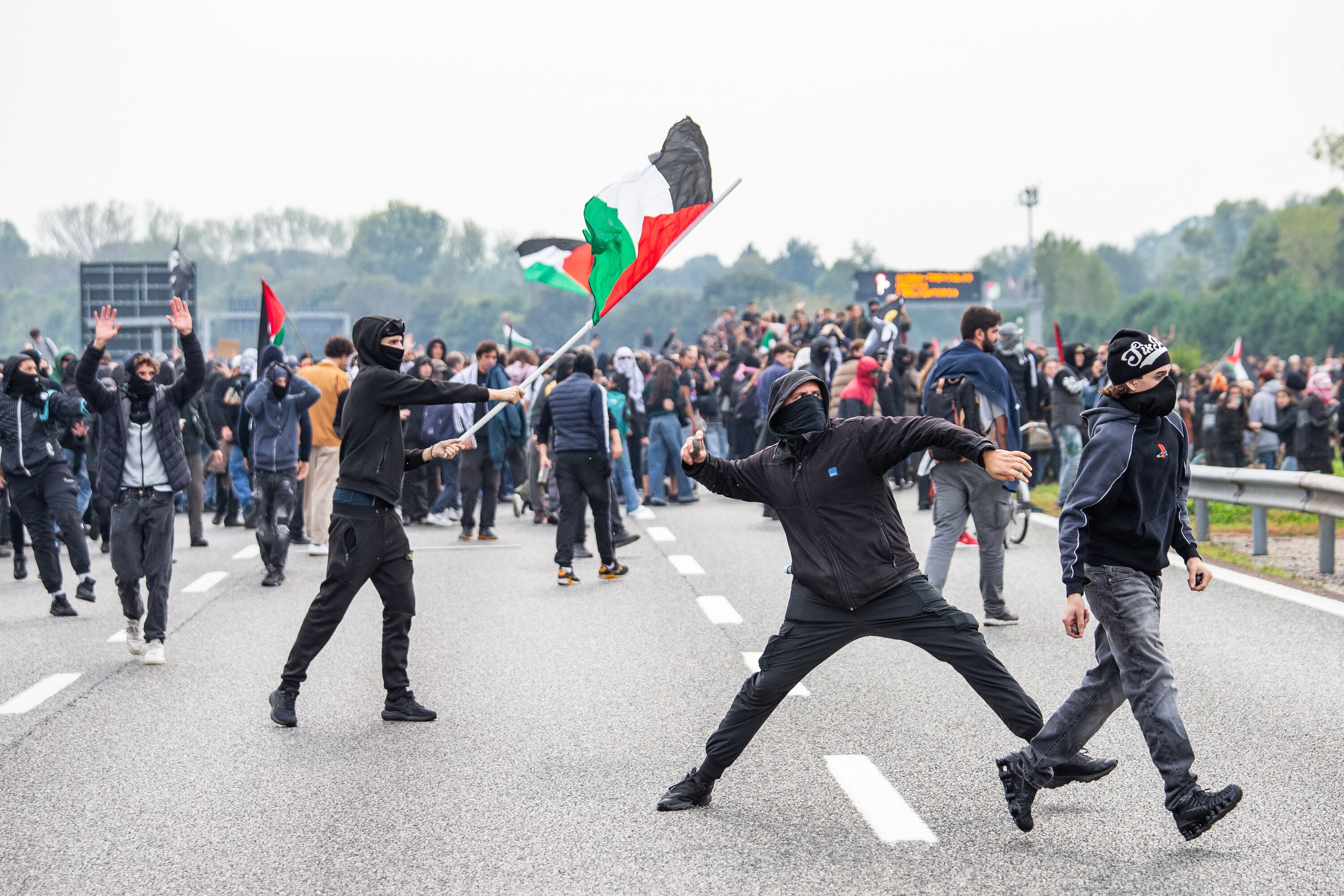 Manifestantes se enfrentan a la policía antidisturbios mientras piden la liberación de la Flotilla Global Sumud (GSF), después de que sus barcos fueran interceptados por las fuerzas israelíes, el día de la huelga general en Roma, Italia, el 3 de octubre de 2025.