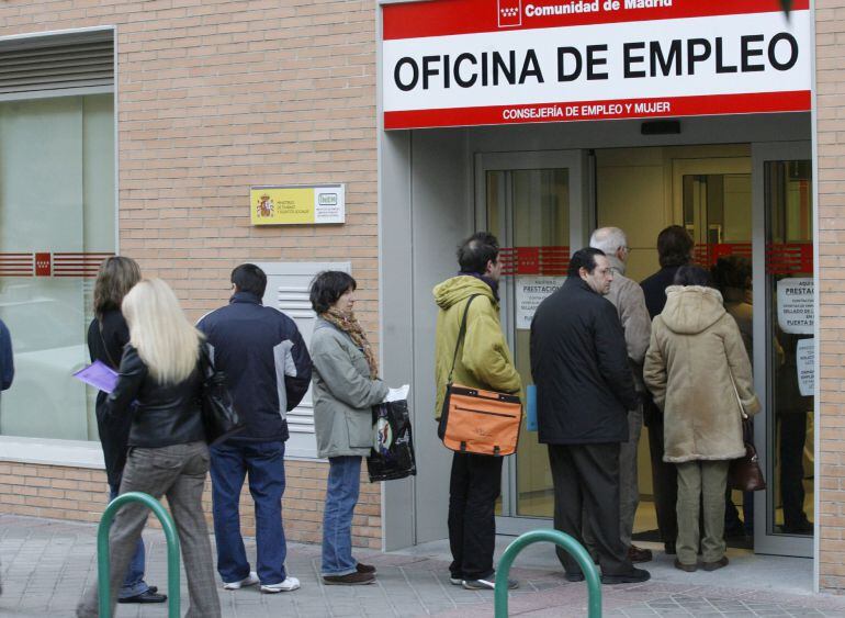 Un grupo de personas hacen cola en la entrada de una oficina de empleo de la Comunidad de Madrid. EFE/Archivo