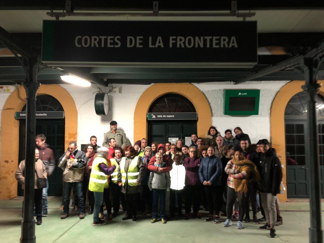 Una treintena de vecinos de la estación de Cortes de la Frontera se concentraron a las 19:00 en el andén para que exigir se restablezca la línea de tren