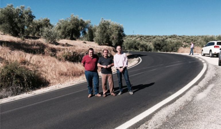 Visita obras carretera que une Mancha Real con Torres del diputado de Infraestructuras José Castro