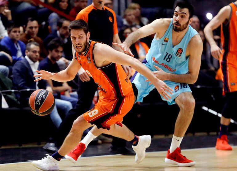 GRAF791. VALENCIA, 16012018.- El base belga del Valencia Basket Sam Van Rossom (i), elude al pivot del Barcelona, Pierre Oriola, durante el partido de Euroliga que juegan hoy en el pabellón Fuente San Luis. EFEKai Försterling