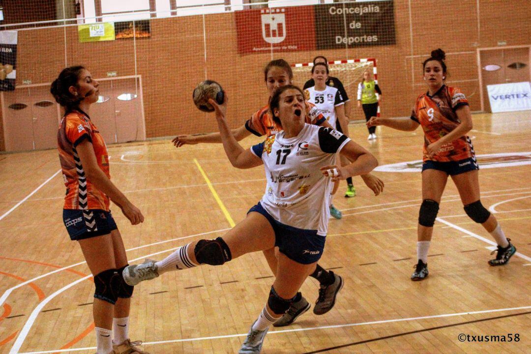 Alba Manzano superando a la defensa valenciana