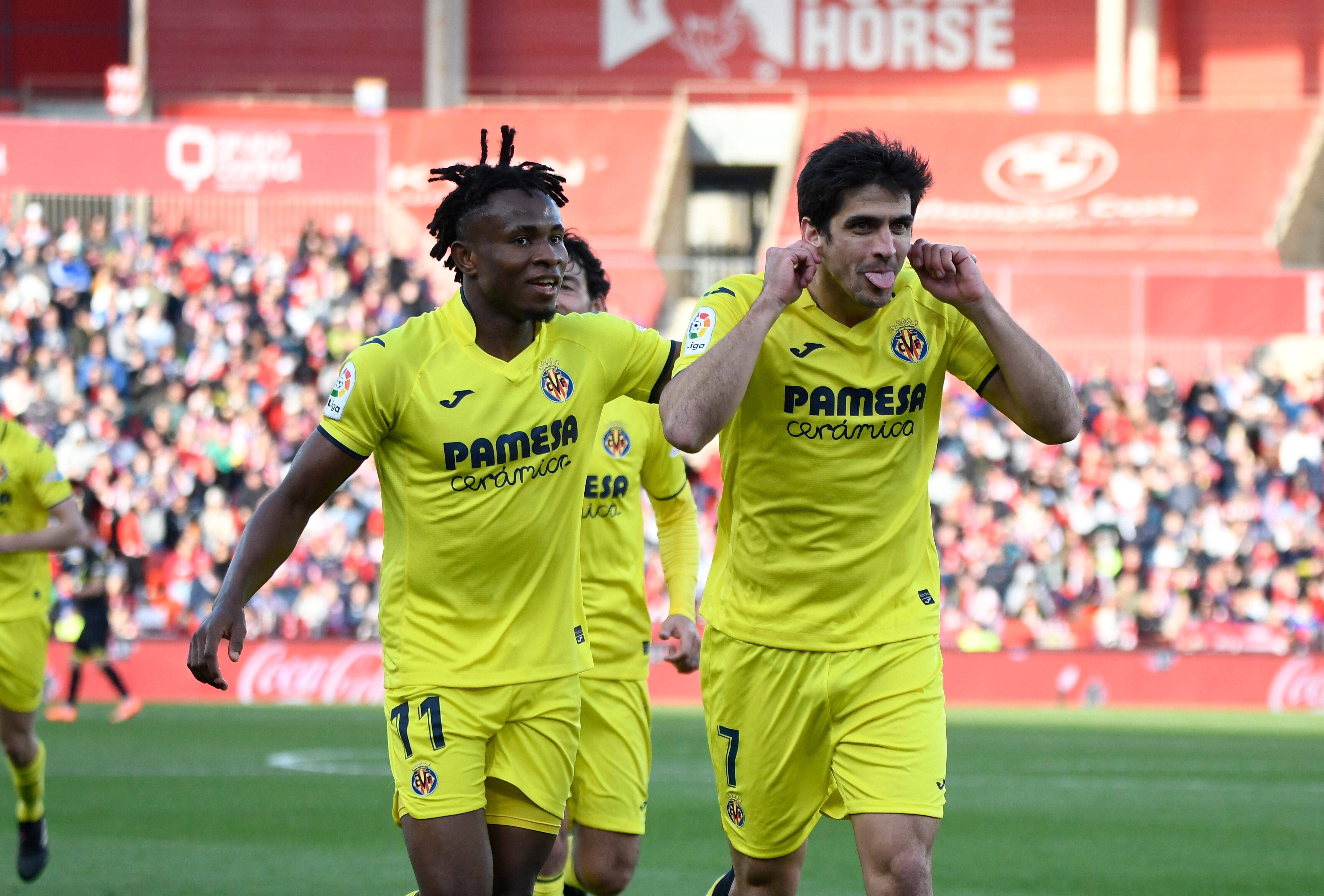 ALMERIA 04/03/2023.- El delantero del Villarreal Gerard Moreno (d) celebra su primer gol junto a su compañero Samu Chukwueze durante el partido de LaLiga entre el Almería y el Villarreal, celebrado este sábado en Power Horse Stadium de Almería. EFE / Carlos Barba
