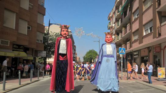 Gigantes abriendo el pasacalles que ha terminado en la Plaza de la Constitución para el lanzamiento del cohete anunciador